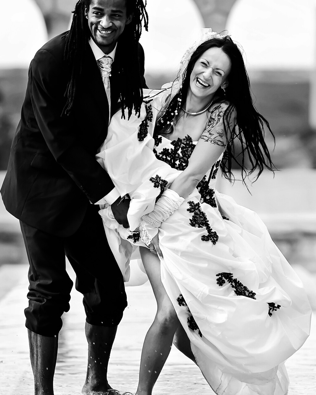 Portrait de mariée en noir et blanc avec bouquet réalisé à Monaco