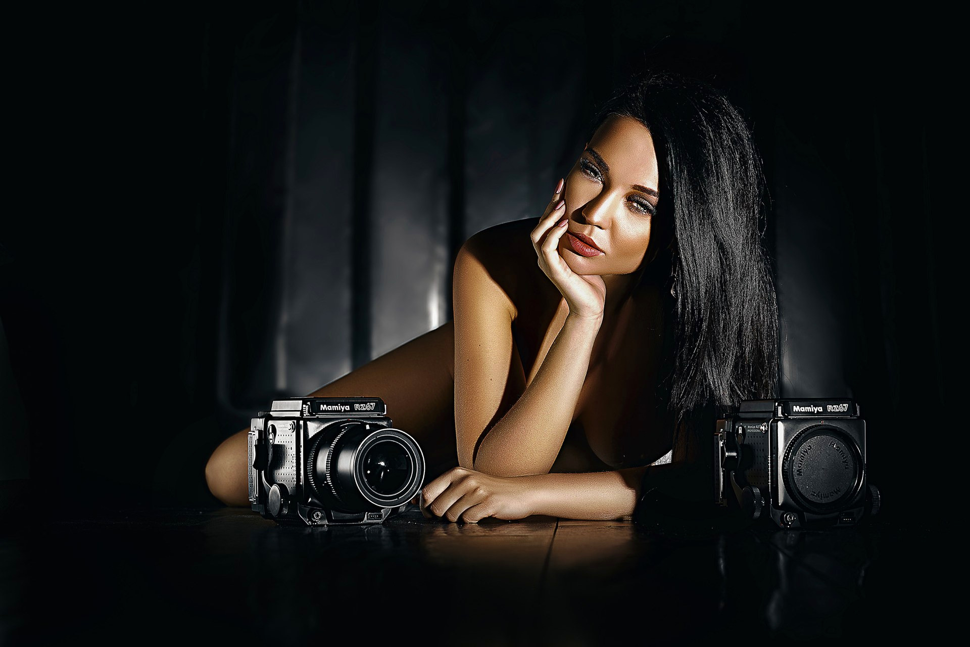 Portrait éditorial en clair-obscur avec deux Mamiya RZ67 pour un client de Monaco