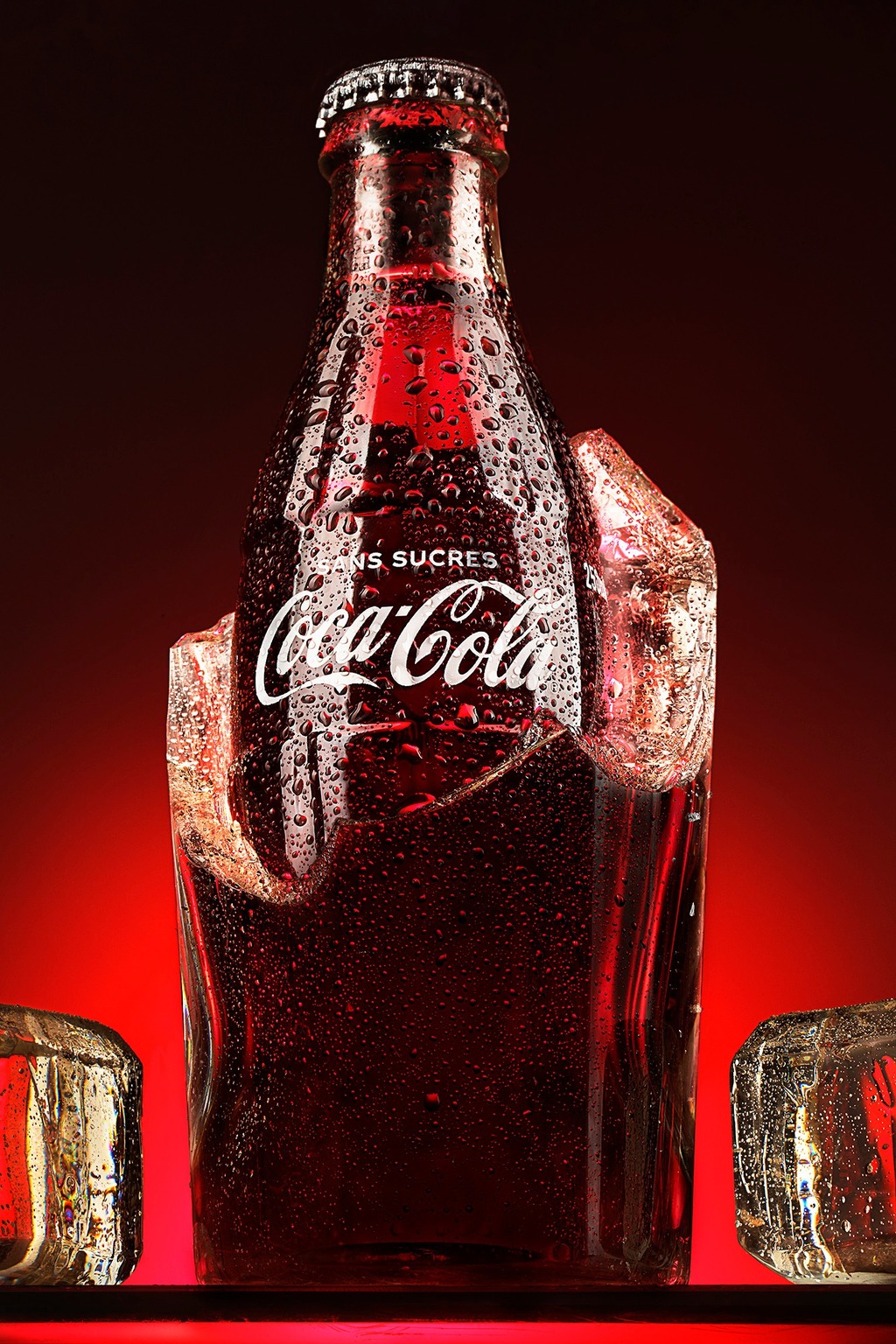 Packshot publicitaire de bouteille de soda sur glace, photographie produit en studio mobile à Monaco